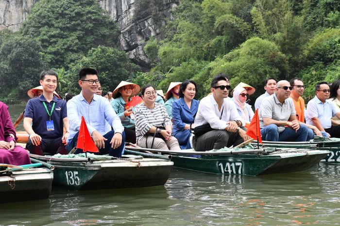 Các đại biểu đã đến thăm Khu du lịch sinh thái Tràng An… Mô hình quản lý đặc biệt, hiệu quả đã giúp cho không gian du lịch tại đây luôn xanh, sạch và chuyên nghiệp.