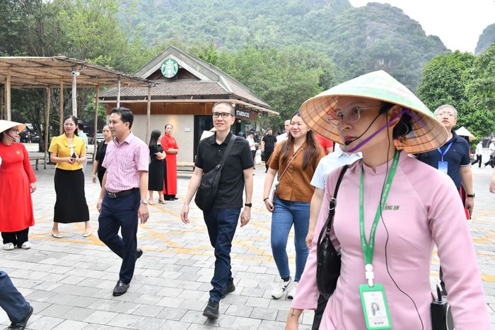 Ninh Bình là vùng đất giàu truyền thống lịch sử và văn hiến, nơi lưu giữ hệ thống di sản văn hóa vật thể và phi vật thể mang đậm bản sắc dân tộc, hòa quyện cùng cảnh quan núi non, sông hồ, hang động kỳ vĩ.