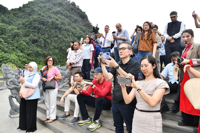 Lãnh đạo Sở Du lịch tỉnh cho biết, điểm du lịch văn hóa Thung Ui - nơi có Đàn Kính Thiên hơn 1.000 năm, sau khi mở cửa đã trở thành điểm đến mới mẻ thu hút du khách và người dân đến tham quan, tìm hiểu về nguồn cội dân tộc cũng như giúp bạn bè quốc tế hiểu thêm về lịch sử hào hùng của Việt Nam.