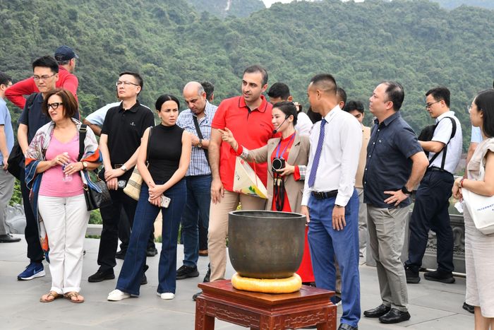 Di tích Đàn Kính Thiên ở phường Tây Hoa Lư, nơi vua Đinh Tiên Hoàng từng tế trời hơn 1.000 năm trước, đã được phục dựng để giáo dục truyền thống văn hóa, cũng như mang đến trải nghiệm hấp dẫn cho du khách.