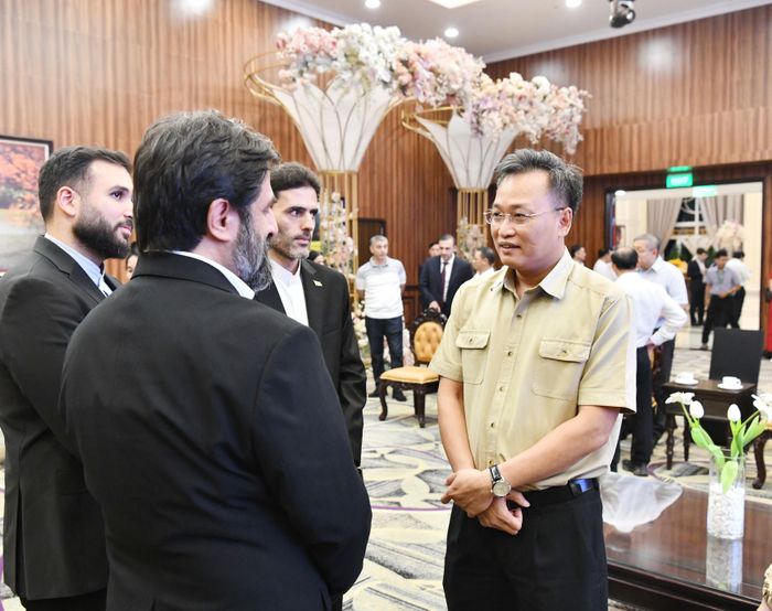 Ủy viên Ban Chấp hành Trung ương Đảng, Tổng Kiểm toán nhà nước Nguyễn Hữu Nghĩa đã có cuộc trao đổi bên lề với các đại biểu quốc tế trong chuyến đi thực tế tại tỉnh Ninh Bình.
