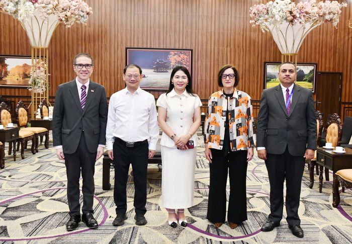 Phó Tổng Kiểm toán nhà nước Hà Thị Mỹ Dung chụp ảnh cùng các đại biểu quốc tế, nhân chuyến trải nghiệm không gian văn hóa tại tỉnh Ninh Bình