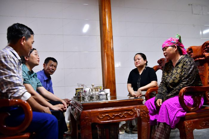 Cán bộ xã, tuyên truyền viên, trưởng thôn, bản hay người có uy tín chính là cầu nối quan trọng nhất đưa pháp luật đến gần với đồng bào dân tộc. Ảnh: Nguyễn Ly