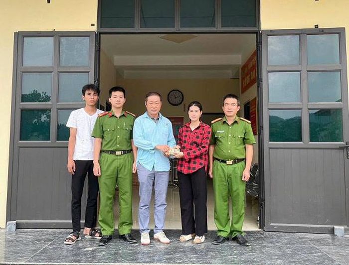 Công an xã Bằng Hành hỗ trợ du khách Mỹ nhận lại tiền chuyển khoản nhầm - Ảnh: Bộ Công an