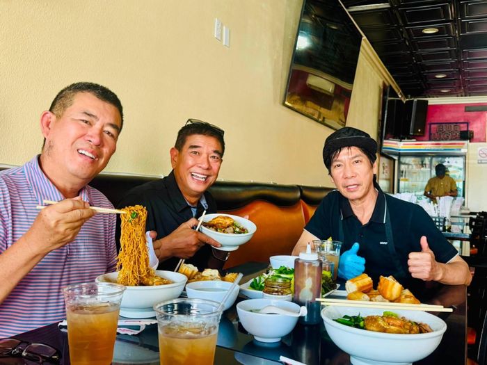 Lê Huỳnh bán mì tại Mỹ để kiếm thêm thu nhập, anh được Nhật Cường và Lê Tuấn Anh đến ủng hộ.