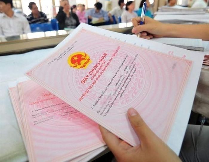 Hồ sơ cấp Sổ đỏ lần đầu mới nhất: Người dân cần chuẩn bị những giấy tờ gì? (ảnh minh hoạ).
