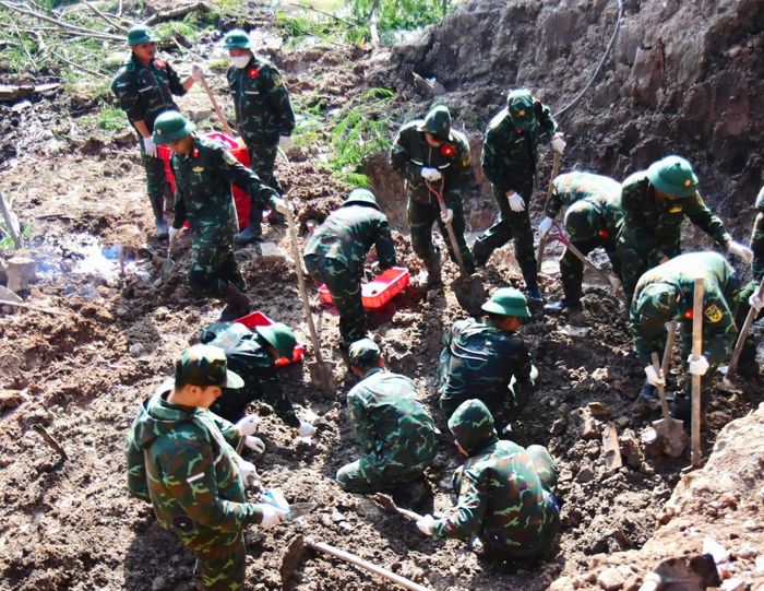 Trong ngày 27/10, lực lượng làm nhiệm vụ tiếp tục triển khai công tác tìm kiếm tại Khu B và phát hiện, quy tập thêm 4 HCLS