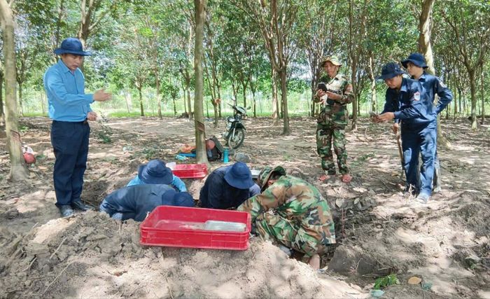 Đội K72 tìm kiếm, quy tập HCLS tại Campuchia Ảnh: Đội K72