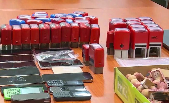 Con dấu doanh nghiệp, điện thoại bị thu giữ trong đường dây 326 công ty "ma" do Công an TPHCM triệt phá