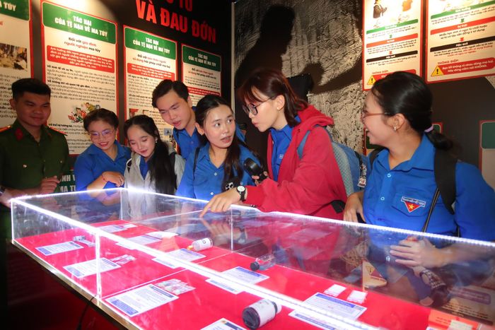 Sinh viên trường Đại Học Sư phạm xem không gian phòng, chống ma túy