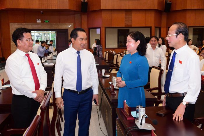 Các đại biểu trao đổi tại kỳ họp