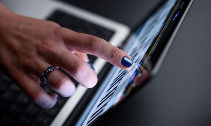 Chiếc Macbook Pro được trang bị màn hình cảm ứng đầu tiên của hãng Apple - Ảnh: Reuters