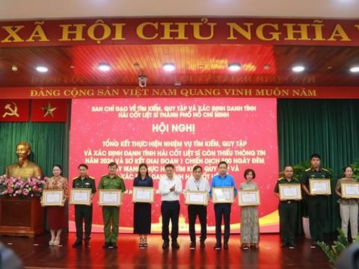 Ông Nguyễn Mạnh Cường trao bằng khen của UBND TP cho các tập thể, cá nhân