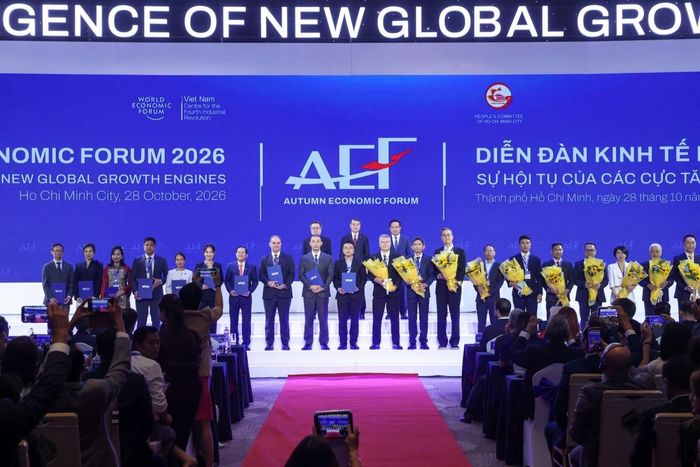 Thủ tướng Chính phủ Lê Minh Hưng chứng kiến lễ trao quyết định công nhận 10 thành viên đầu tiên của VIFC-HCMC - Ảnh: chinhphu.vn/Nhật Bắc