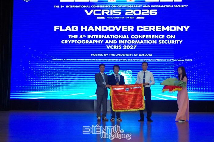 Nghi thức trao cờ luân lưu đăng cai VCRIS 2027 đánh dấu việc chuyển giao quyền tổ chức kỳ hội thảo lần thứ IV cho Đại học Đà Nẵng