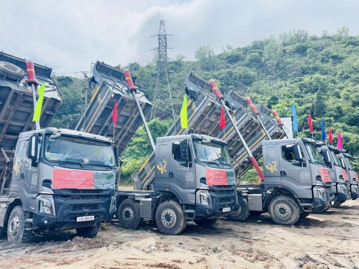 Các phương tiện, thiết bị tập kết sẵn sàng để triển khai thi công dự án.
