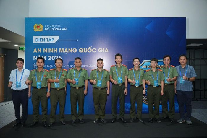 Đội thi “Ô Cầu Dền” với sự tham gia của cán bộ chiến sĩ thuộc Phòng An ninh mạng - Công an TP Huế