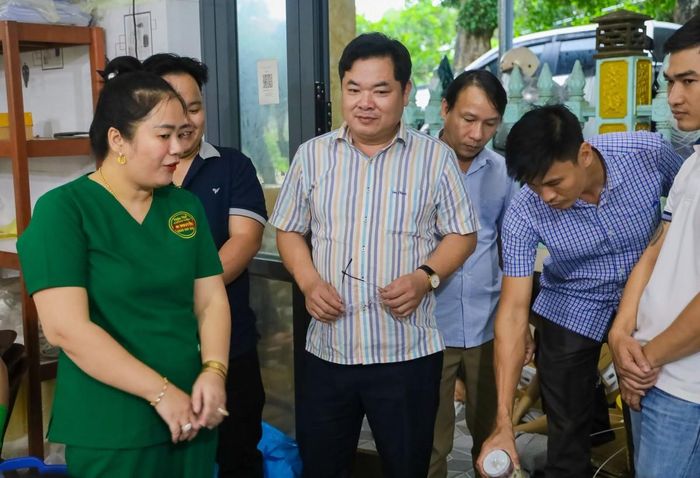 Lãnh đạo xã Vinh Lộc quan tâm, trao đổi thông tin tại các cơ sở sản xuất mắm