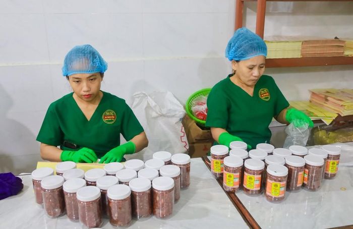Hoạt động sản xuất, kinh doanh tại các cơ sở diễn ra nhộn nhịp...