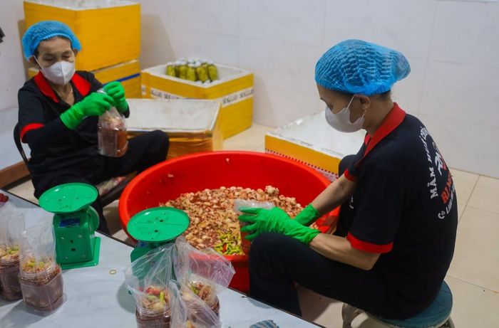 Hoạt động sản xuất, kinh doanh không chỉ giúp duy trì sinh kế cho người dân mà còn đóng góp đáng kể vào ngân sách địa phương.