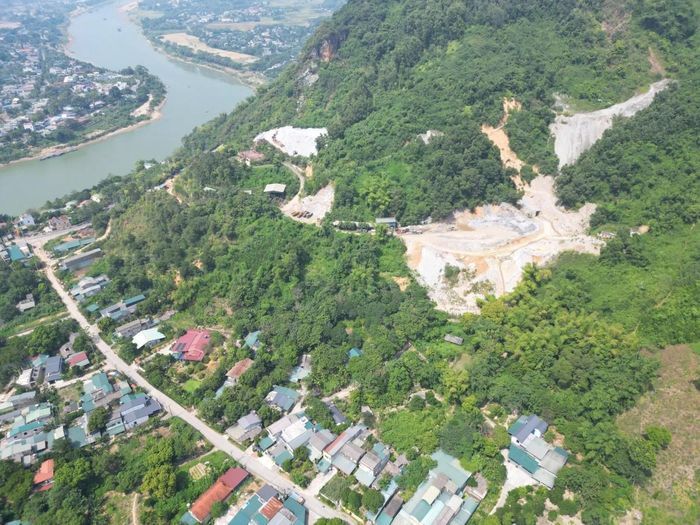  Bãi đá thải tại mỏ chì - kẽm Nông Tiến Núi Dùm nằm ở vị trí cao, phía dưới là khu vực sinh sống và canh tác của người dân. 