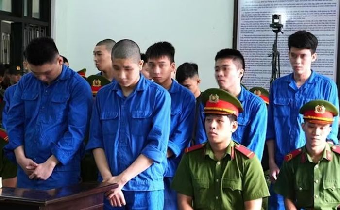 Các bị cáo tại phiên toà xét xử sơ thẩm. (Ảnh: huengaynay.vn)