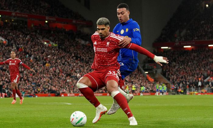Liverpool (áo đỏ) loại Chelsea ở Carabao Cup. (Ảnh: Reuters)