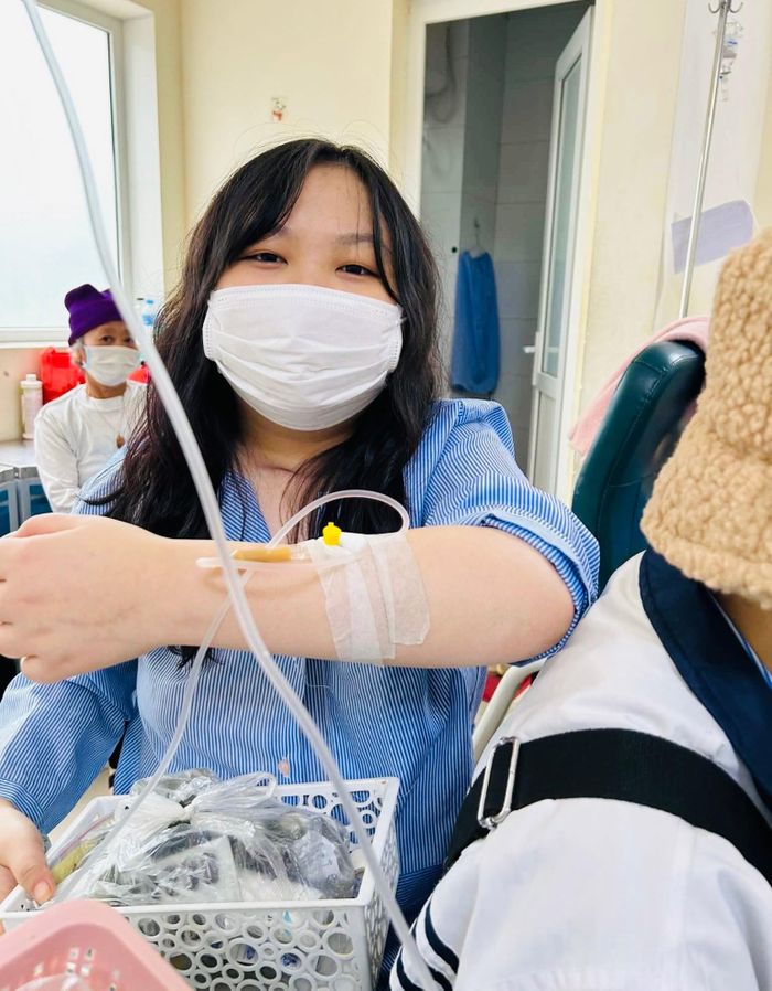 Hình ảnh Hà Châu trong hành trình chiến đấu với bệnh tật.