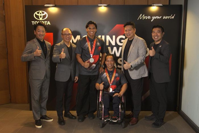 Lãnh đạo Toyota châu Á cùng các vận động viên được tôn vinh tại sự kiện.