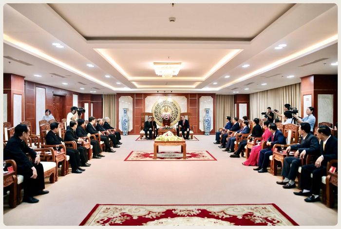 Tỉnh uỷ Cà Mau đón tiếp phái đoàn Toà thánh Vatican và đoàn Giáo hội Công giáo Việt Nam tại trụ sở trước đêm diễn ra Đại lễ.