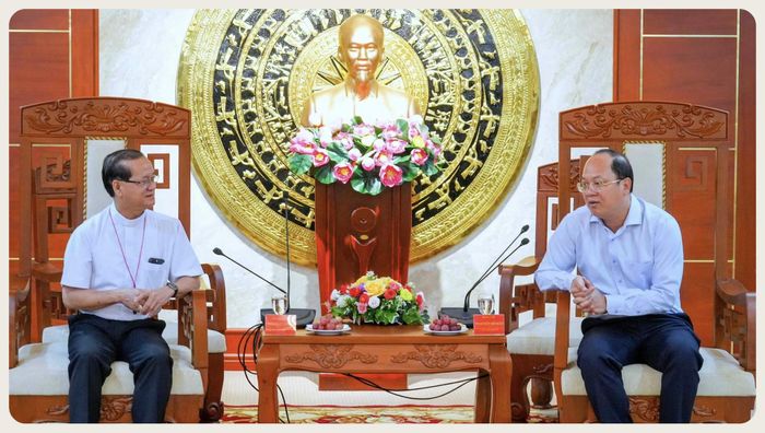 Bí thư Tỉnh uỷ Cà Mau Nguyễn Hồ Hải (phải) và Giám mục Giáo phận Cần Thơ Lê Tấn Lợi gặp trao đổi trước Đại lễ.