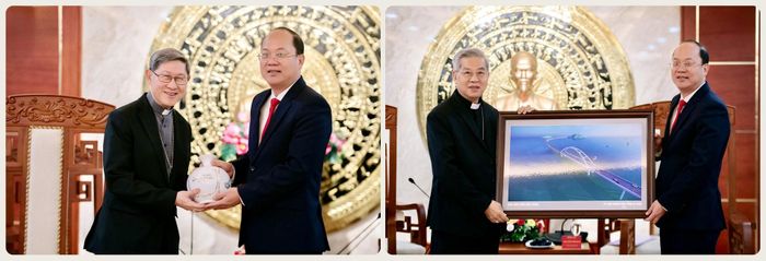 Bí thư Tỉnh uỷ Cà Mau Nguyễn Hồ Hải tặng quà lưu niệm cho Đức Hồng y Luis Antonio G. Tagle (trái) và Đức Tổng Giám mục Giuse Nguyễn Năng - Chủ tịch Hội đồng Giám mục Việt Nam.