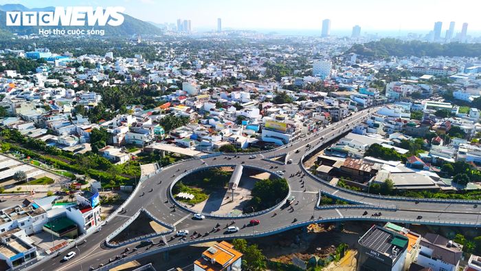 Trong báo cáo đề xuất thi công trở lại, Công ty Phúc Sơn kiến nghị Ban Quản lý dự án đầu tư xây dựng các công trình nông nghiệp và giao thông tỉnh Khánh Hòa tiếp tục đôn đốc các đơn vị liên quan hoàn tất thủ tục pháp lý, giải phóng mặt bằng để doanh nghiệp thi công liên tục.