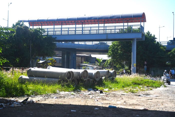 Nhiều ống cống nằm lăn lóc, cỏ dại mọc um tùm do dự án “đứng bánh”.