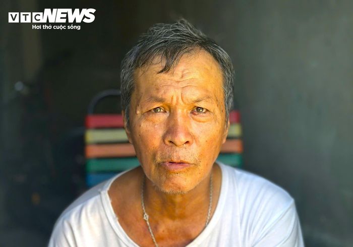 Ông Nguyễn Văn Thanh (nhà ở dưới nút giao) cho biết: “Nhiều năm nay bụi bẩn bay vào nhà tôi liên tục, gia đình chỉ biết đóng cửa suốt ngày đêm để tránh bụi. Chỉ mong công trình này sớm hoàn thành chứ chúng tôi chịu hết nổi rồi”.