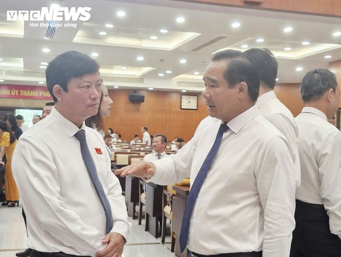 Chủ tịch UBND TP.HCM Nguyễn Văn Được trao đổi với Chủ tịch HĐND TP.HCM Võ Văn Minh trước phiên khai mạc kỳ họp thứ 6. (Ảnh: H. Linh)