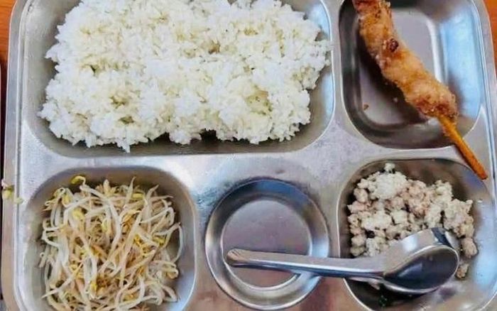 Suất ăn lèo tèo tại một trường tiểu học ở Hà Nội từng khiến phụ huynh bức xúc.