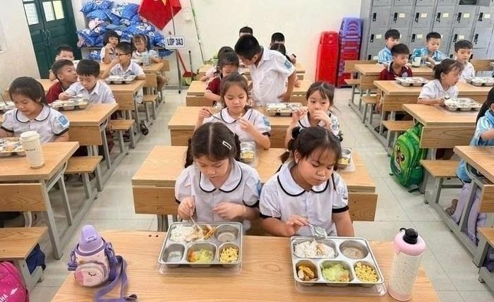 Dự thảo đề xuất, thực đơn phải được công khai theo ngày hoặc tuần trước khi tổ chức bữa ăn và cập nhật kịp thời khi có thay đổi. (Ảnh minh họa: Minh Quang)