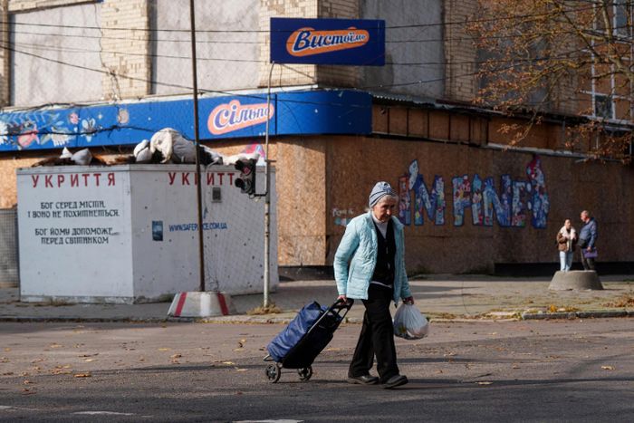 Kherson nằm ngay bên kia sông Dnipro, đối diện với khu vực do Nga kiểm soát. Từ bờ bên kia, lực lượng Moskva từng liên tục tấn công khu vực này bằng đủ loại vũ khí, từ bom dẫn đường đến máy bay không người lái mang chất nổ, biến Kherson thành chiến tuyến.