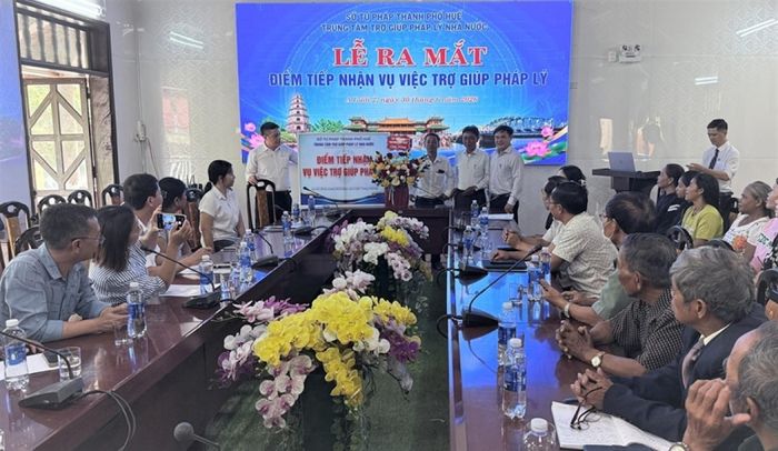 Điển hình gần đây nhất, Trung tâm Trợ giúp pháp lý Nhà nước TP Huế cho ra mắt Điểm tiếp nhận vụ việc trợ giúp pháp lý tại xã A Lưới 2, bước đi thiết thực giúp tháo gỡ rào cản về khoảng cách địa lý cho người dân vùng cao. (Ảnh: Hà Hạnh)