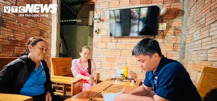 Các trợ giúp viên pháp lý tại xã Bình Điền đã linh hoạt, đến tận các hộ gia đình khó khăn trên địa bàn để tư vấn, hướng dẫn người dân hoàn thiện hồ sơ để chính sách giảm nghèo đến đúng đối tượng, không bị bỏ sót.