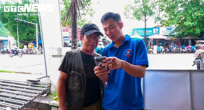 Từ thực tế đó, TP Huế chủ động khắc phục khó khăn, công tác phổ biến, giáo dục pháp luật được triển khai theo hướng “gần dân, sát cơ sở”, đưa thông tin về tận thôn, bản để đồng bào hiểu rõ các chính sách liên quan trực tiếp đến đời sống.