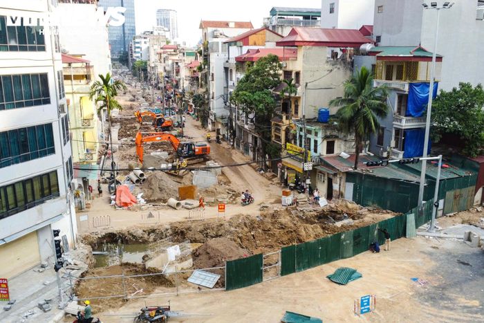 Tại công trường, công nhân cùng máy móc, thiết bị tập trung triển khai các hạng mục. Nhiều vị trí được đào mở để thi công hệ thống thoát nước; vật liệu xây dựng và các cấu kiện phục vụ công trình được tập kết dọc tuyến. 