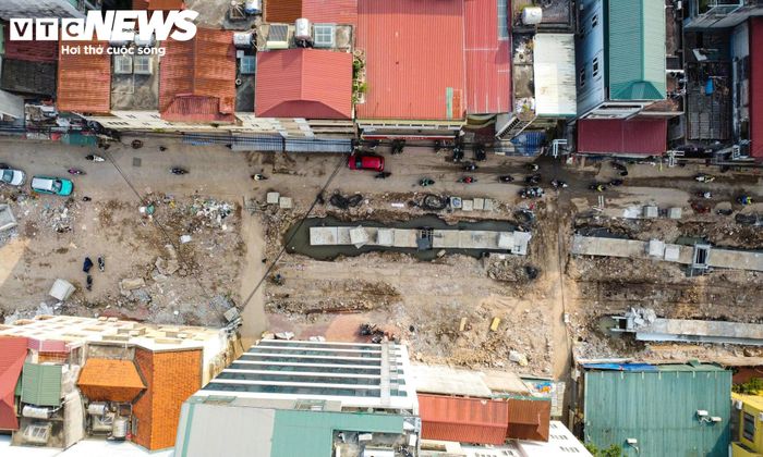 Theo thiết kế, tuyến ngõ được mở rộng với mặt cắt ngang khoảng 21,25m, gồm lòng đường rộng 11,25m và vỉa hè hai bên, mỗi bên rộng 5m. Dự án còn đầu tư hệ thống chiếu sáng, cây xanh và hệ thống thoát nước, đấu nối với mạng lưới thoát nước chung của thành phố. Việc đầu tư đồng bộ hệ thống thoát nước được kỳ vọng cải thiện khả năng tiêu thoát nước tại ngõ 381 Nguyễn Khang và khu vực phố Hoa Bằng, nơi tình trạng úng ngập đã tồn tại trong nhiều năm.