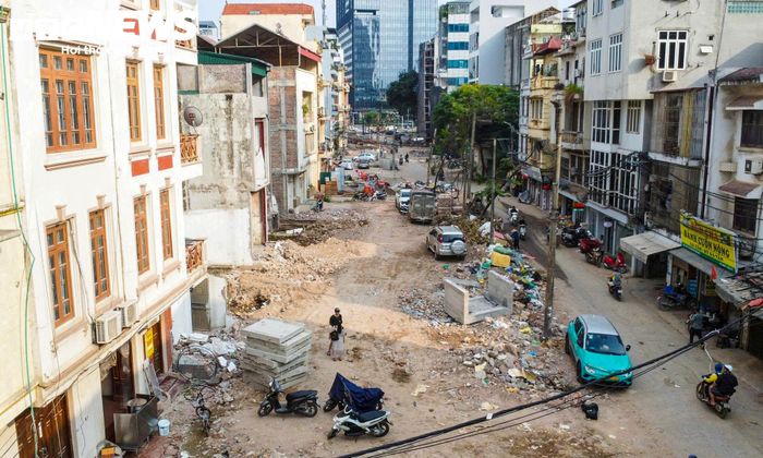 Quan sát từ trên cao, phạm vi thi công hiện rõ trên toàn tuyến. Thay cho những đoạn đường nhỏ hẹp trước đây là mặt bằng rộng hơn, đang được tổ chức thi công để hình thành tuyến đường theo thiết kế.