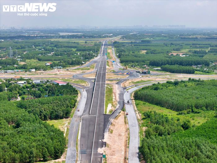 Phần tuyến chính cao tốc dài 5km, từ điểm đầu dự án đến nút giao ĐT25B, đã được thông xe kỹ thuật ngày 19/12/2025. Hiện các nhà thầu tiếp tục hoàn thiện những hạng mục phụ trợ cuối cùng. Tại đoạn tuyến này, hệ thống chiếu sáng, biển báo giao thông và sơn kẻ vạch đường đã được lắp đặt đồng bộ, sẵn sàng phục vụ khai thác khi đáp ứng đầy đủ các điều kiện theo quy định.