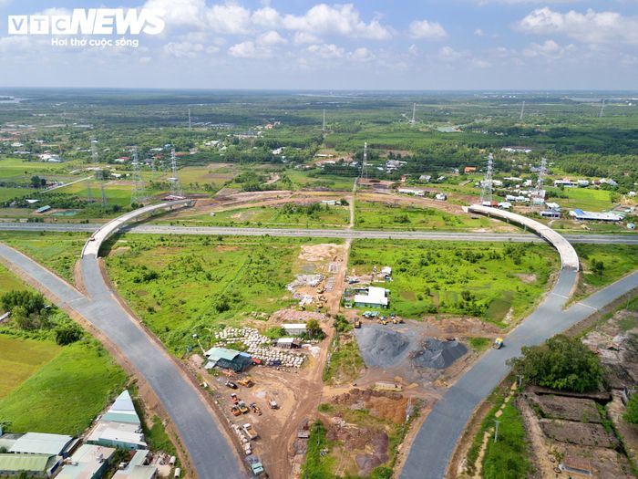 Trái ngược với tiến độ tại các hạng mục trên, nút giao Vĩnh Thanh, vị trí kết nối dự án với cao tốc Bến Lức - Long Thành tại xã Phước An, vẫn thi công cầm chừng.
