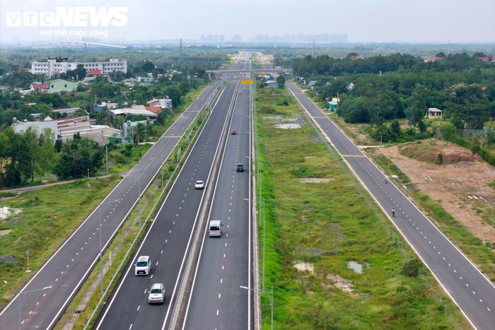 Ghi nhận của PV Báo Điện tử VTC News, tuyến đường song hành hai bên Vành đai 3 TP.HCM, đoạn từ cầu vượt ĐT25B về cầu Nhơn Trạch, đã hoàn thành phần lớn khối lượng thi công.