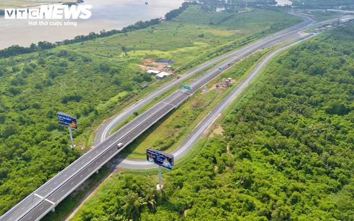 Dự án có điểm đầu kết nối cao tốc Bến Lức - Long Thành, điểm cuối tại mố B cầu Nhơn Trạch, tổng mức đầu tư 2.584 tỷ đồng, khởi công ngày 18/6/2023.