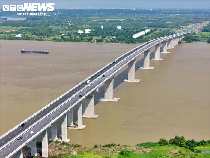 Cầu Nhơn Trạch, hạng mục lớn của dự án, kết nối TP.HCM với Đồng Nai, thông xe ngày 19/8/2025. Cầu dài gần 2,6km, rộng khoảng 20,5m, gồm 4 làn xe cơ giới và 2 làn hỗn hợp, thiết kế vận tốc 80km/h, tĩnh không thông thuyền 30,5m.
